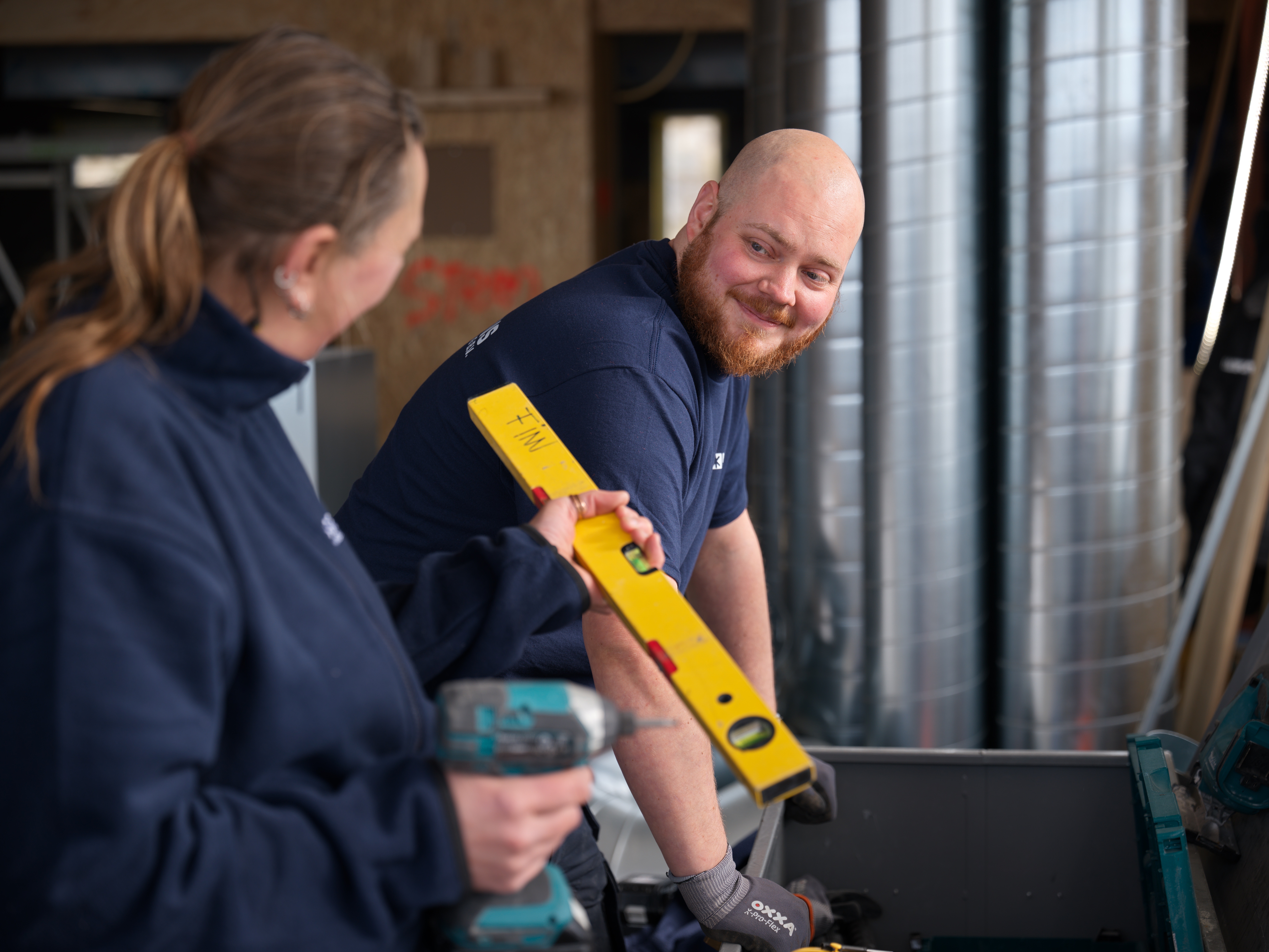 Chef-monteur geeft leiding op bouwlocatie